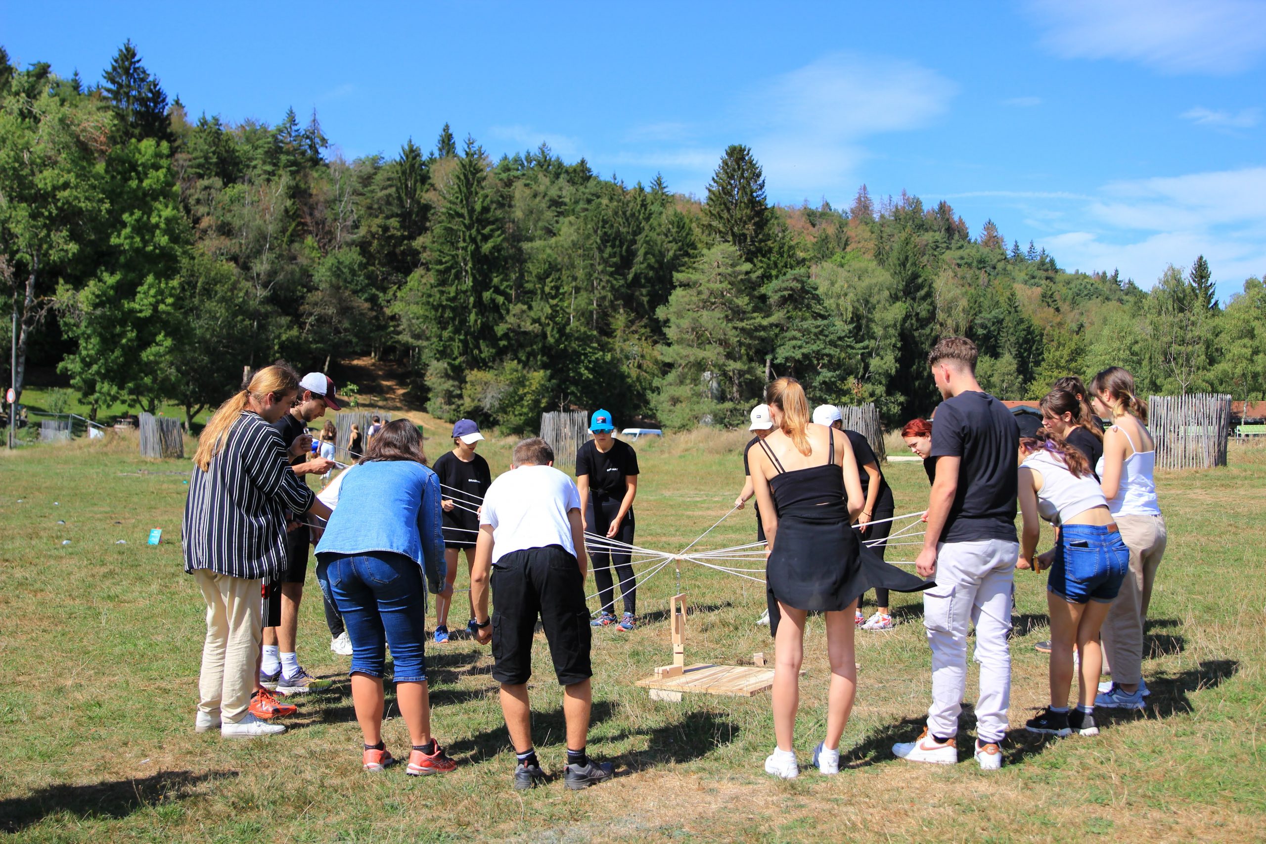des amis qui font un parcours d'énigmes et challenges pour un anniversaire